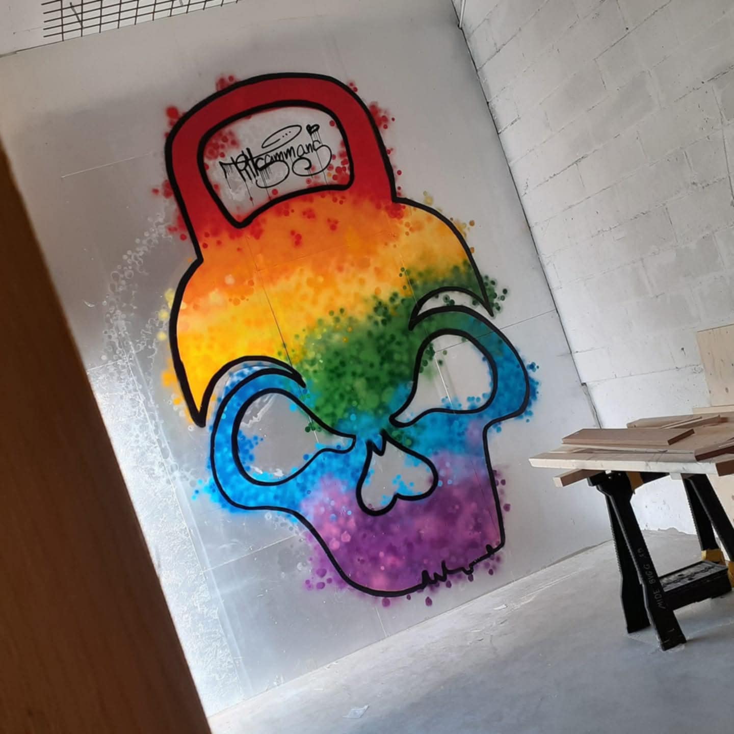 Färgglad regnbågsskalle målad på papper - designskiss för väggmålning